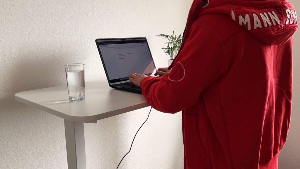 Arbeiten im Stehen am Schreibtisch