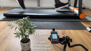 Lautstärken Test bei 12 kmh. Das Dezibelmessgerät zeigt 68,5 dB.