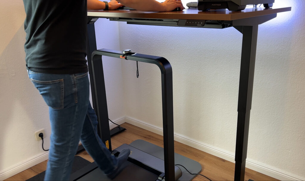 Das WalkingPad X21 im Einsatz unter dem Schreibtisch