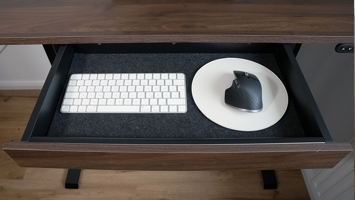 Schublade-geöffnet-mit-Apple-Tastatur-und-Maus