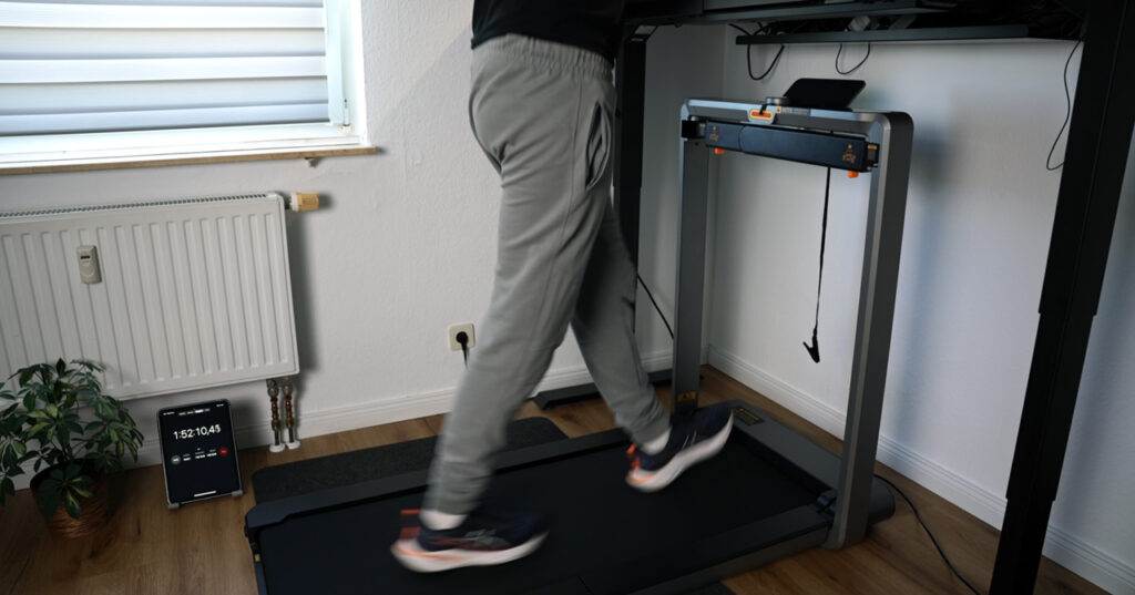 WalkingPad-X214-am-Schreibtisch