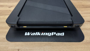 WalkingPad X21 auf der WalkingPad Bodenschutzmatte