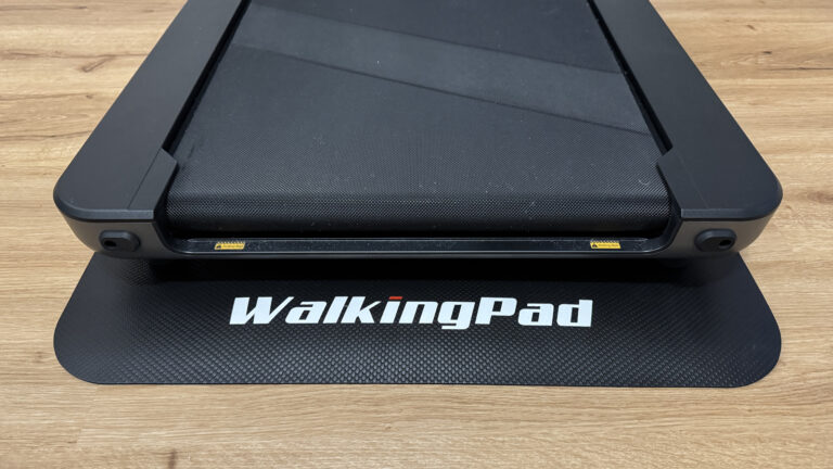 WalkingPad X21 auf der WalkingPad Bodenschutzmatte