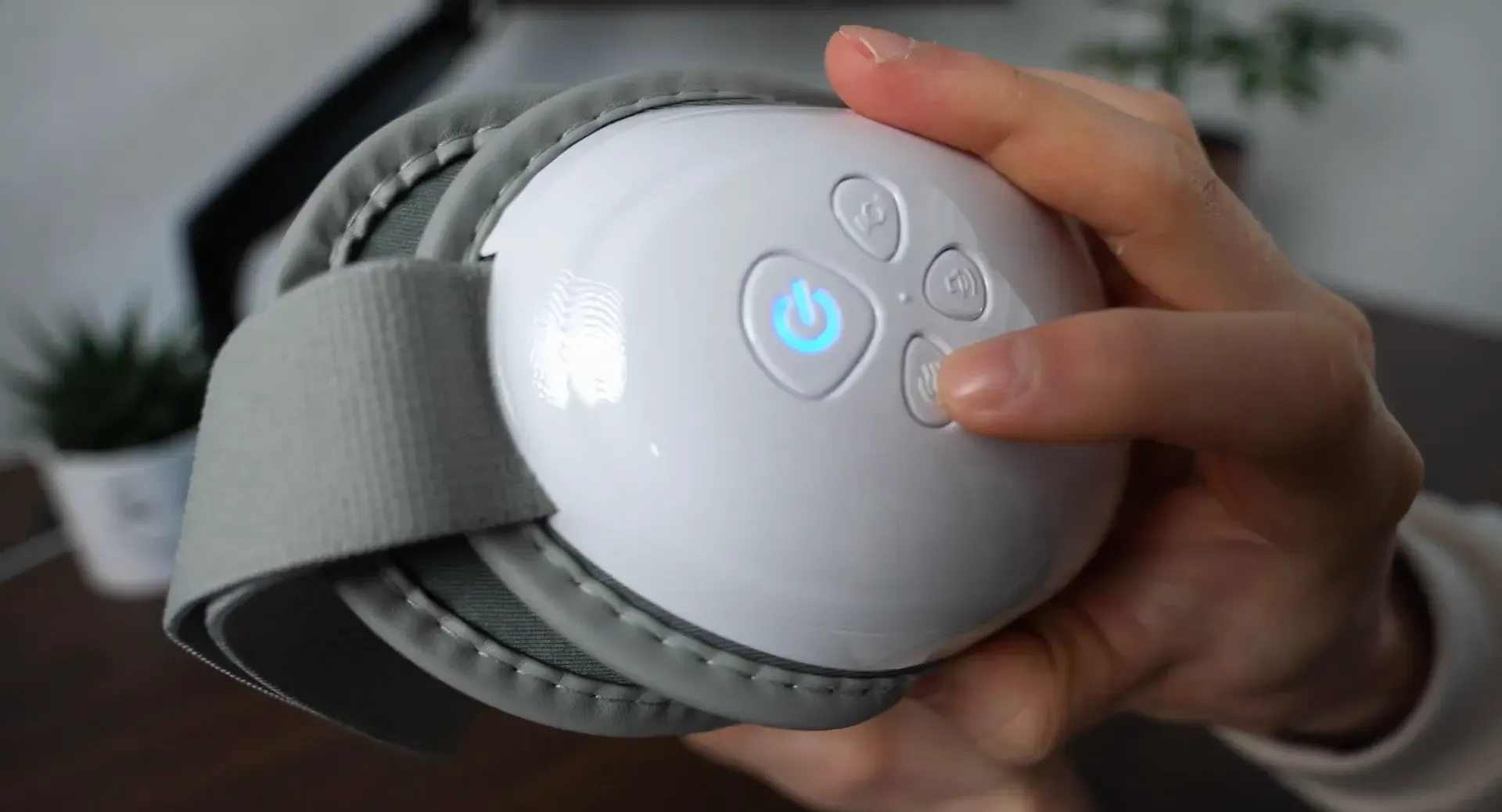 Bob & Brad EyeOasis 3 Review - This New Eye Massager is Awesome! 3 Close-up of Eye Oasis 3 heat and compression controls