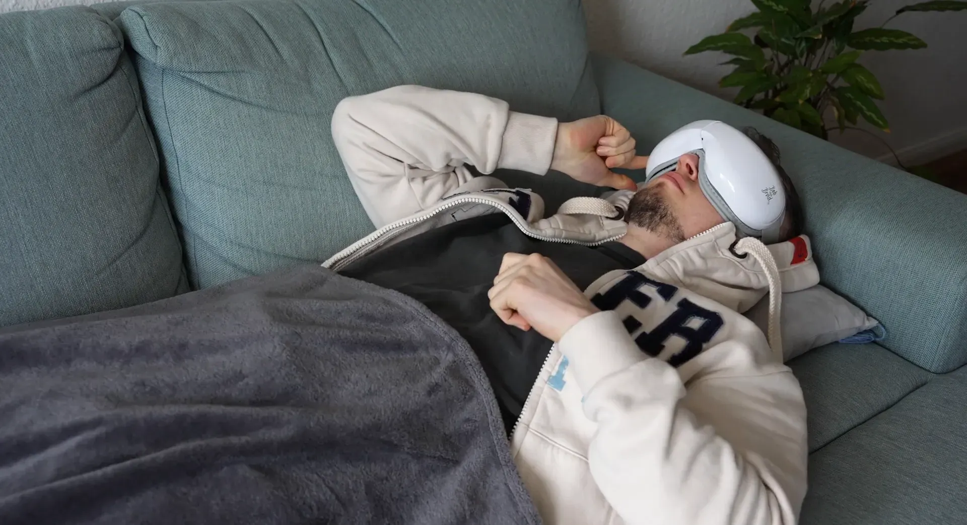 Bob & Brad EyeOasis 3 Review - This New Eye Massager is Awesome! 4 Using the Eye Oasis 3 for a midday eye massage