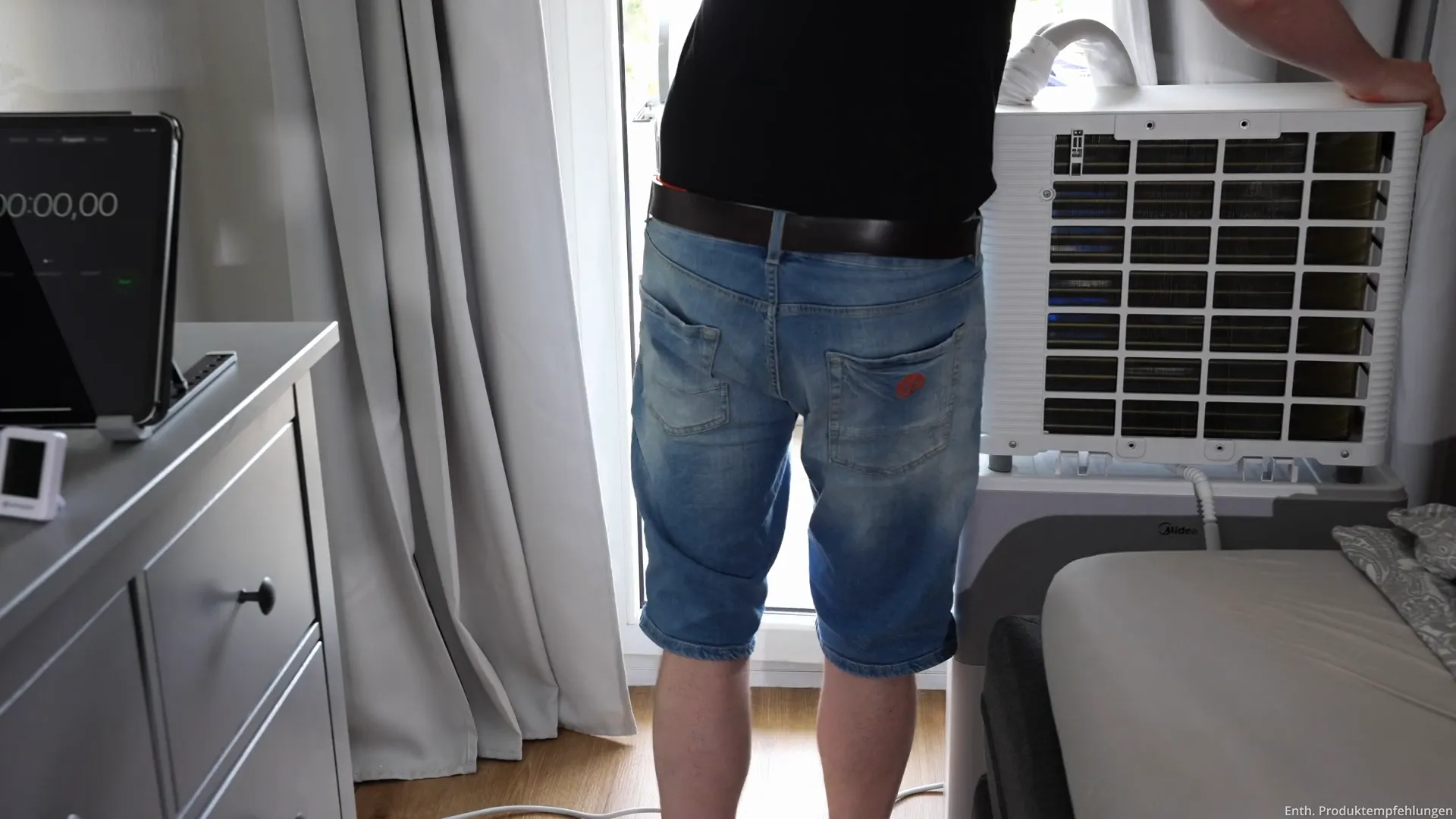 Midea PortaSplit auf Rollen im Schlafzimmer aufgestellt