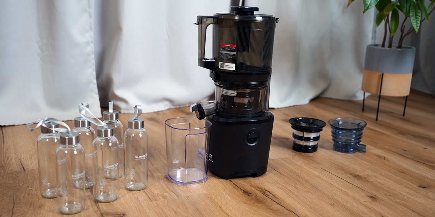 Der-aufgebaute-Entsafter-AUTO10S-mit-Glasflaschen-und-Smoothie--und-Sorbet-Sieb