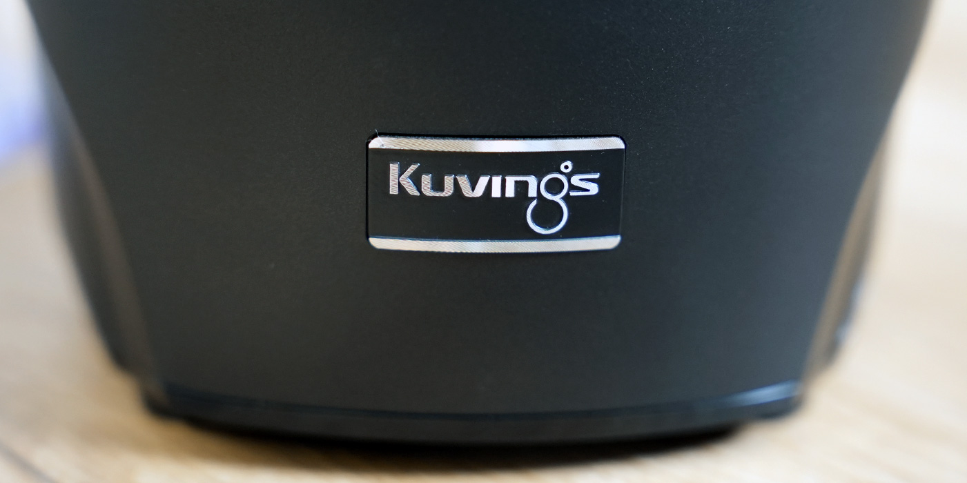 Kuvings-Schriftzug-auf-dem-Sockel-des-AUTO10S