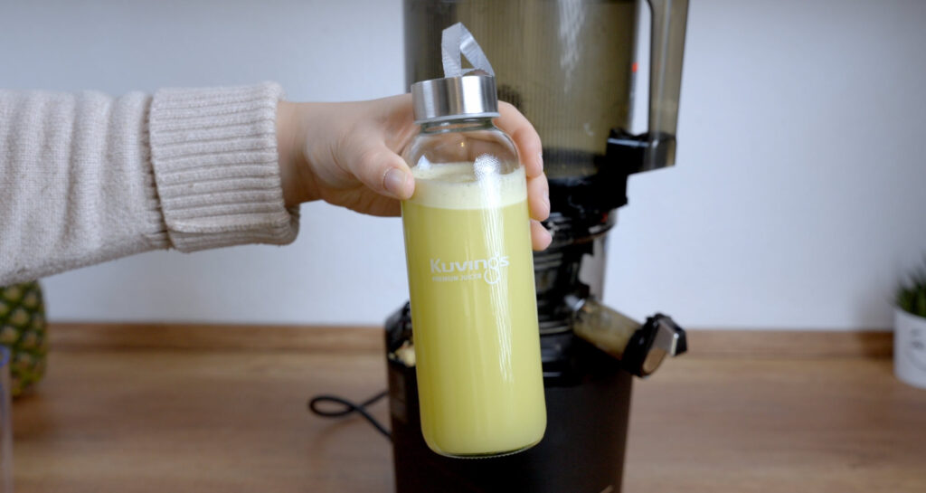 Sauftausbeute aus 3 Aepfeln abgefuellt in die Kuvings Glasflasche