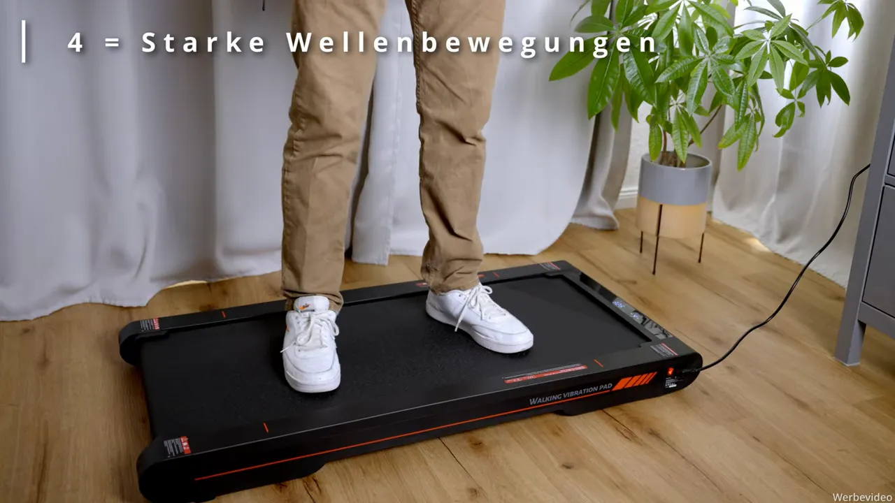Seitenansicht des Sperax P2 Pro Walking Vibration Pad mit Person darauf, Blick auf Bedienfeld