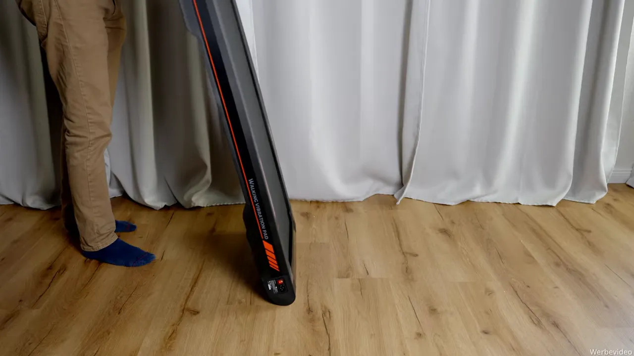 Sperax P2 Pro senkrecht aufgestellt, zeigt Seitenprofil mit roten Akzenten und Bedienfeld