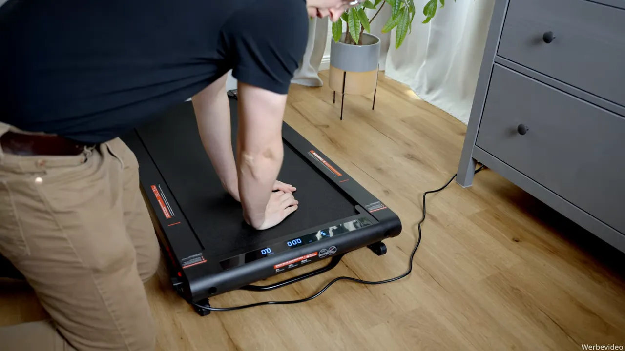 Person kniet neben dem Sperax P2 Pro und prüft die Lauffläche mit beiden Händen