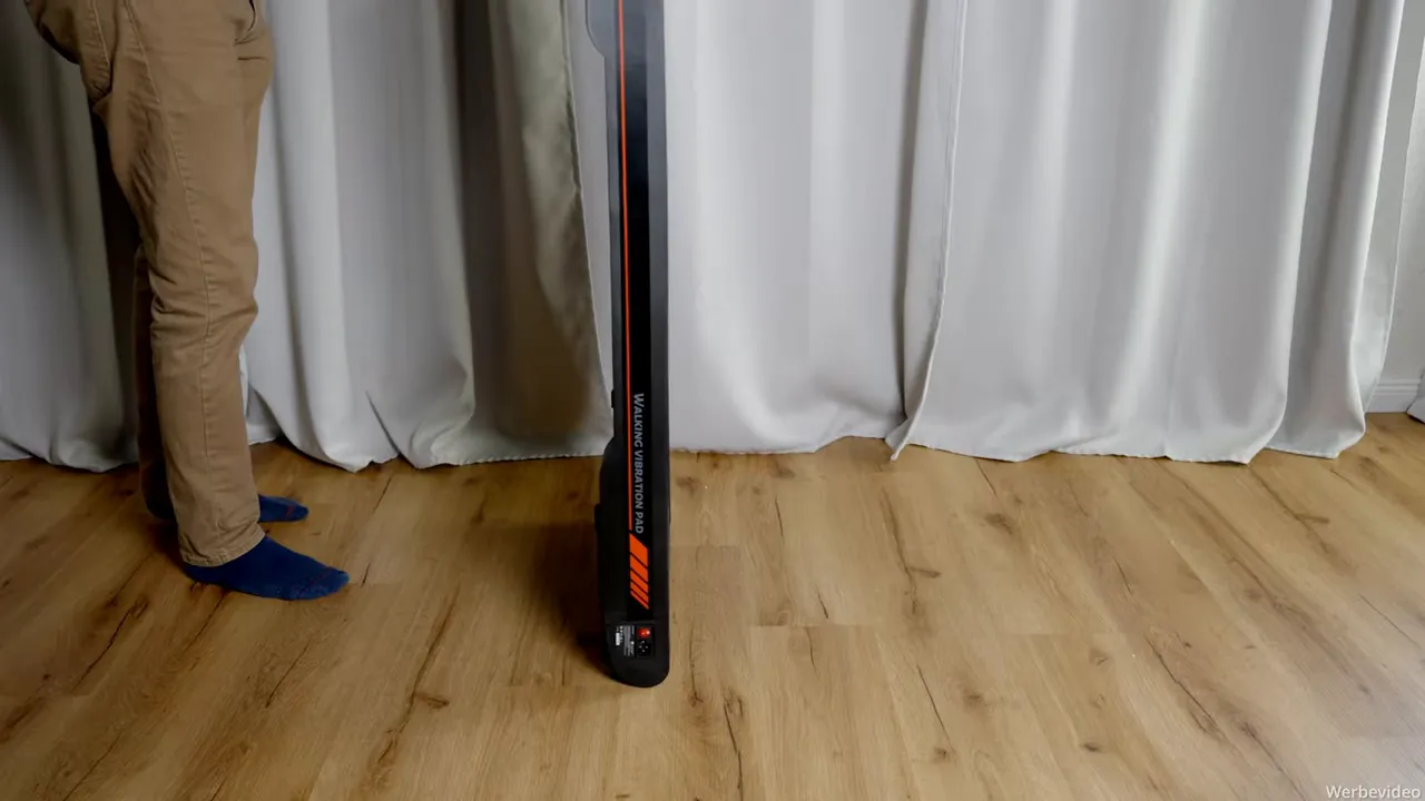 Sperax P2 Pro aufrecht stehend vor Vorhang auf Holzfußboden