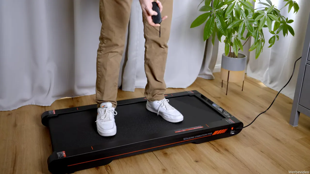 Person steht auf dem Sperax P2 Pro und hält die Fernbedienung in der Hand, Blick auf Lauffläche und Display