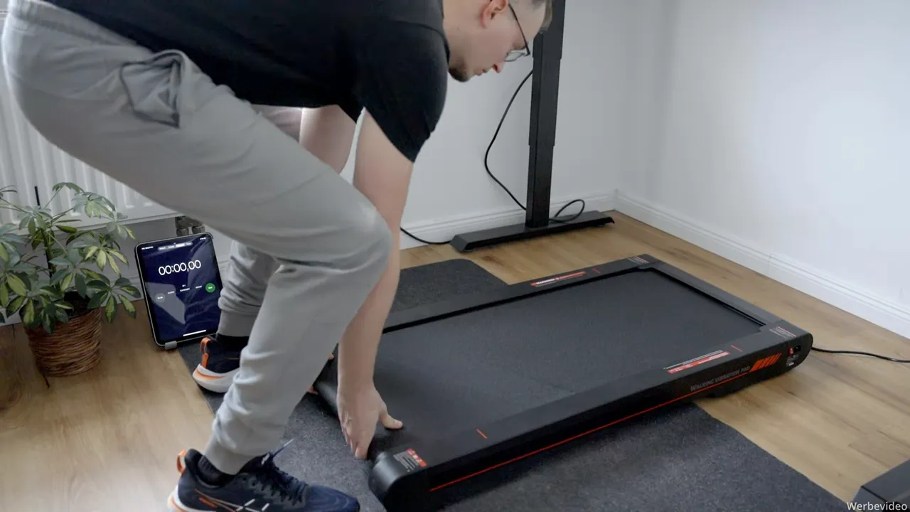 Person richtet das flachgelegte Sperax P2 Pro aus, Tablet mit Stoppuhr steht daneben