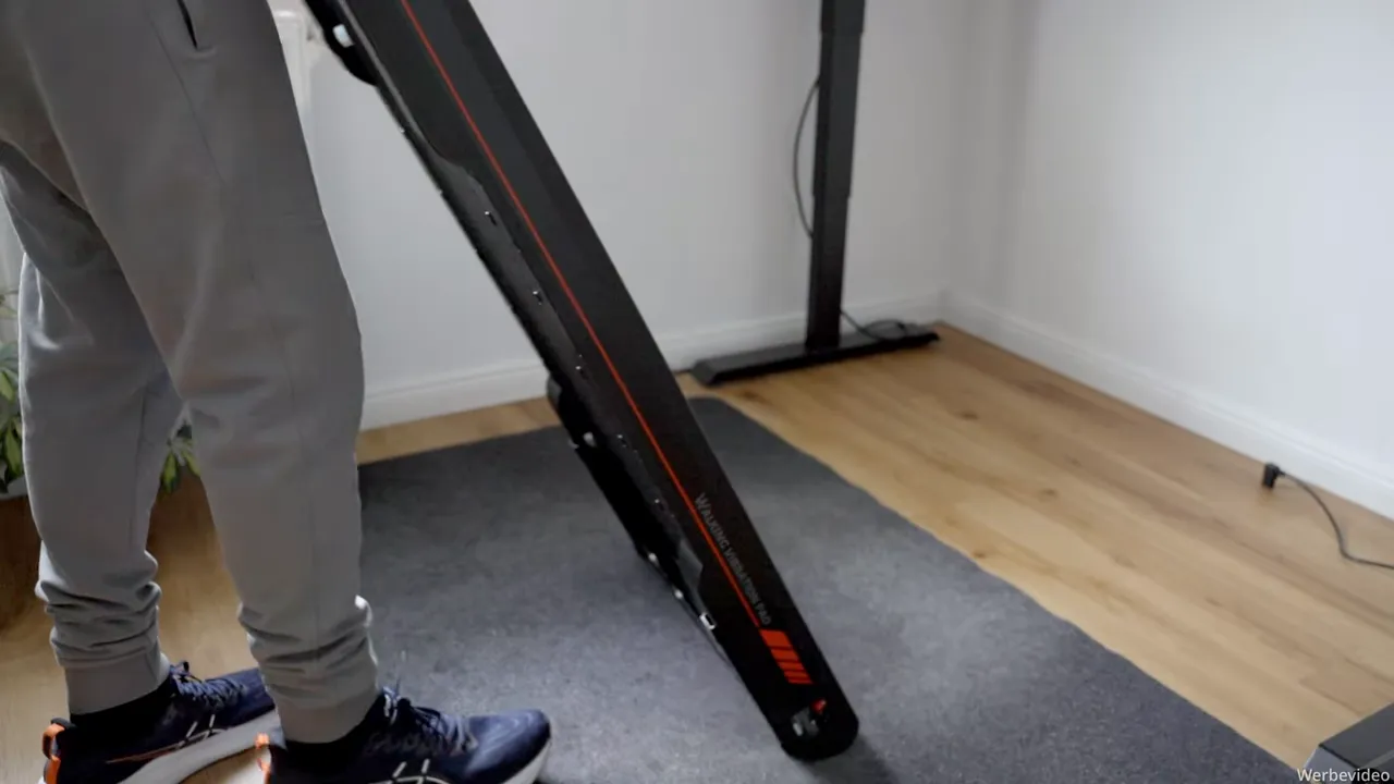 Sperax P2 Pro aufrecht gestellt zur platzsparenden Aufbewahrung, Transportrolle und Seitenansicht sichtbar