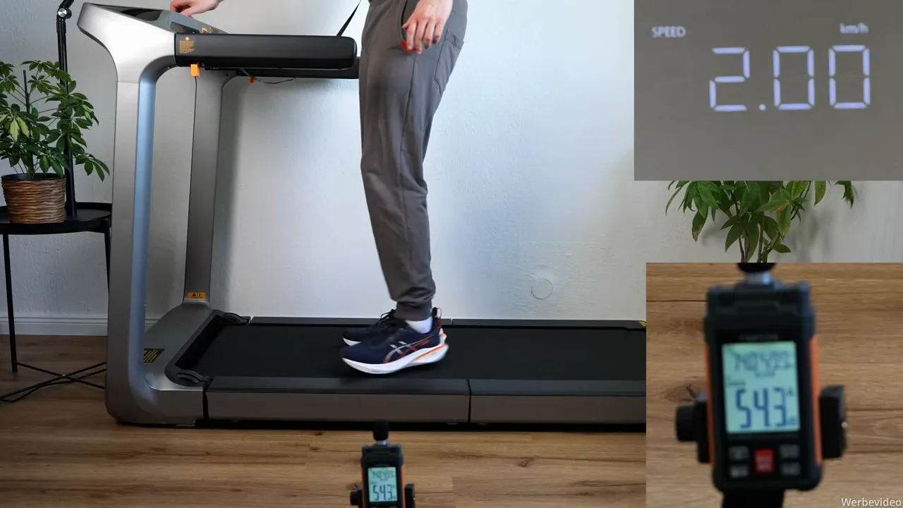 WalkingPad X218 Seitenansicht mit Displayeinblendung 2.00 km/h und Nahaufnahme des Dezibelmessgeräts (54,3 dB)