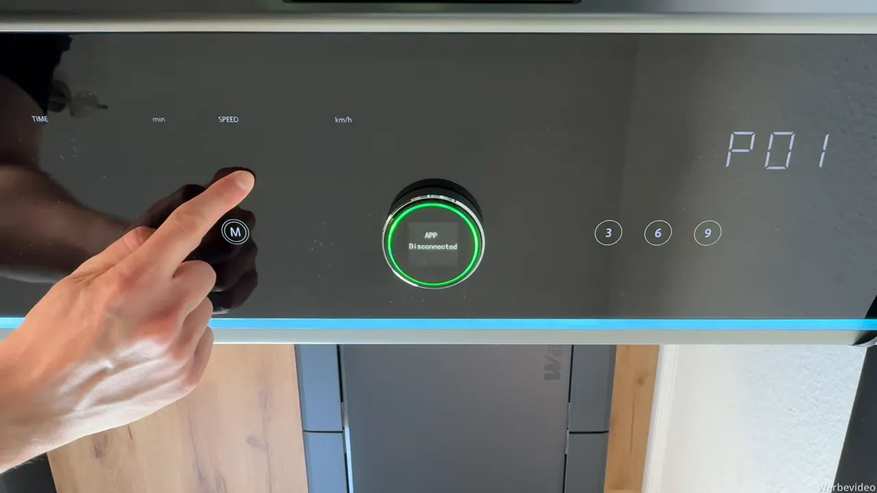 WalkingPad X218 Bedienfeld zeigt Programm P01, Hand stellt Geschwindigkeit ein, grüner Displayring