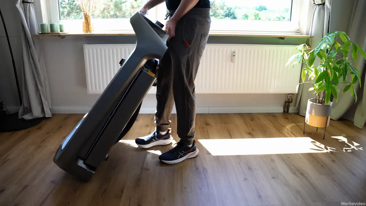 WalkingPad X218 eingeklappt und an den Griffen nach vorne gekippt zum Verschieben