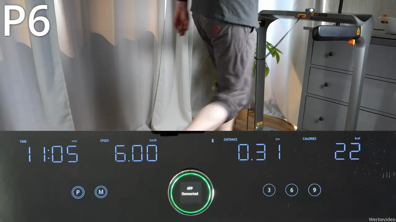 WalkingPad X218 Display mit App‑Verbindung und Anzeige von Zeit, Geschwindigkeit und Distanz, Person läuft