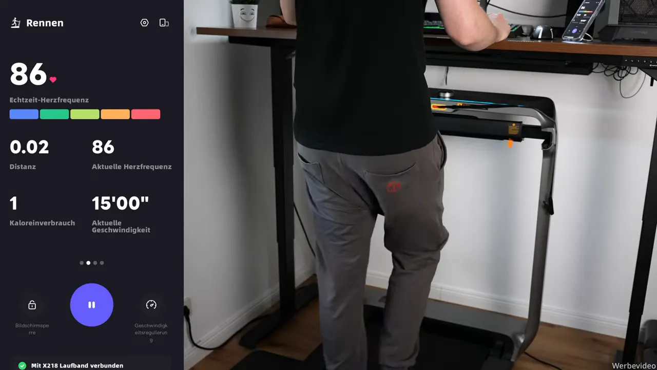 Person nutzt WalkingPad X218 unter einem höhenverstellbaren Schreibtisch; linke Bildschirmhälfte zeigt die App mit Herzfrequenzanzeige