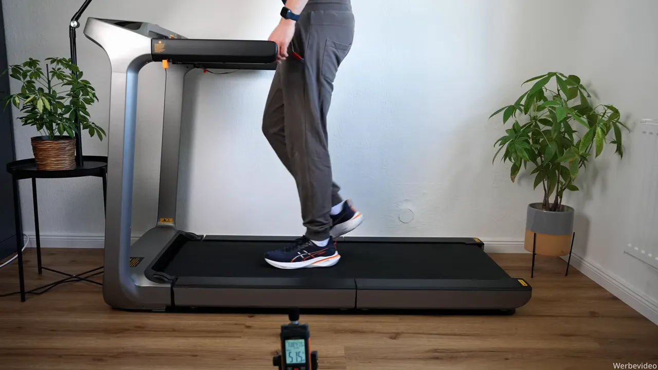 WalkingPad X218 Lauffläche in Bewegung, Person geht, Messgerät im Vordergrund
