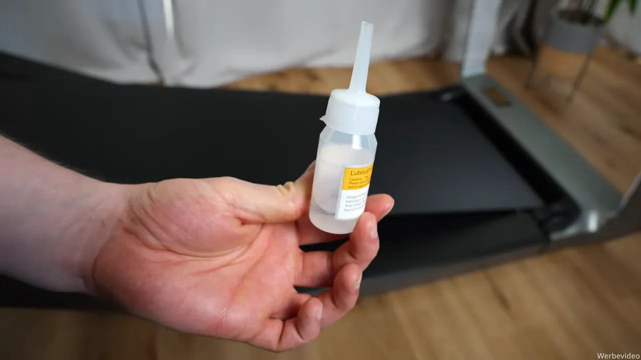 Silikonöl-Flasche für WalkingPad X218 in der Hand vor der Lauffläche