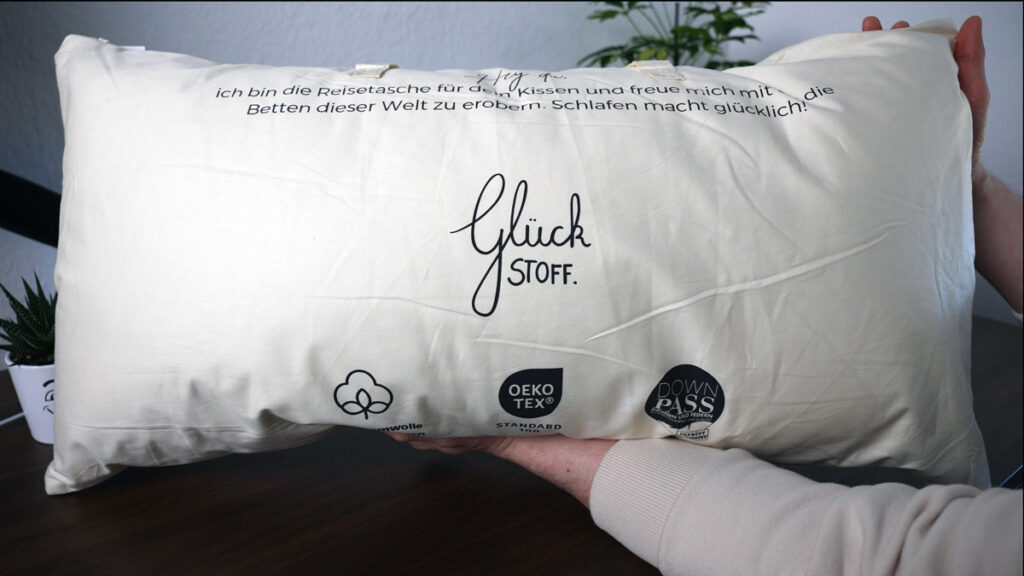 Glückstoff® Daunenkissen im Test ☁️ Premium-Schlafkomfort "Made in Germany"? 1 Glückstoff-Dauenkissen-im-Test-von-Timo-Kirschhausen