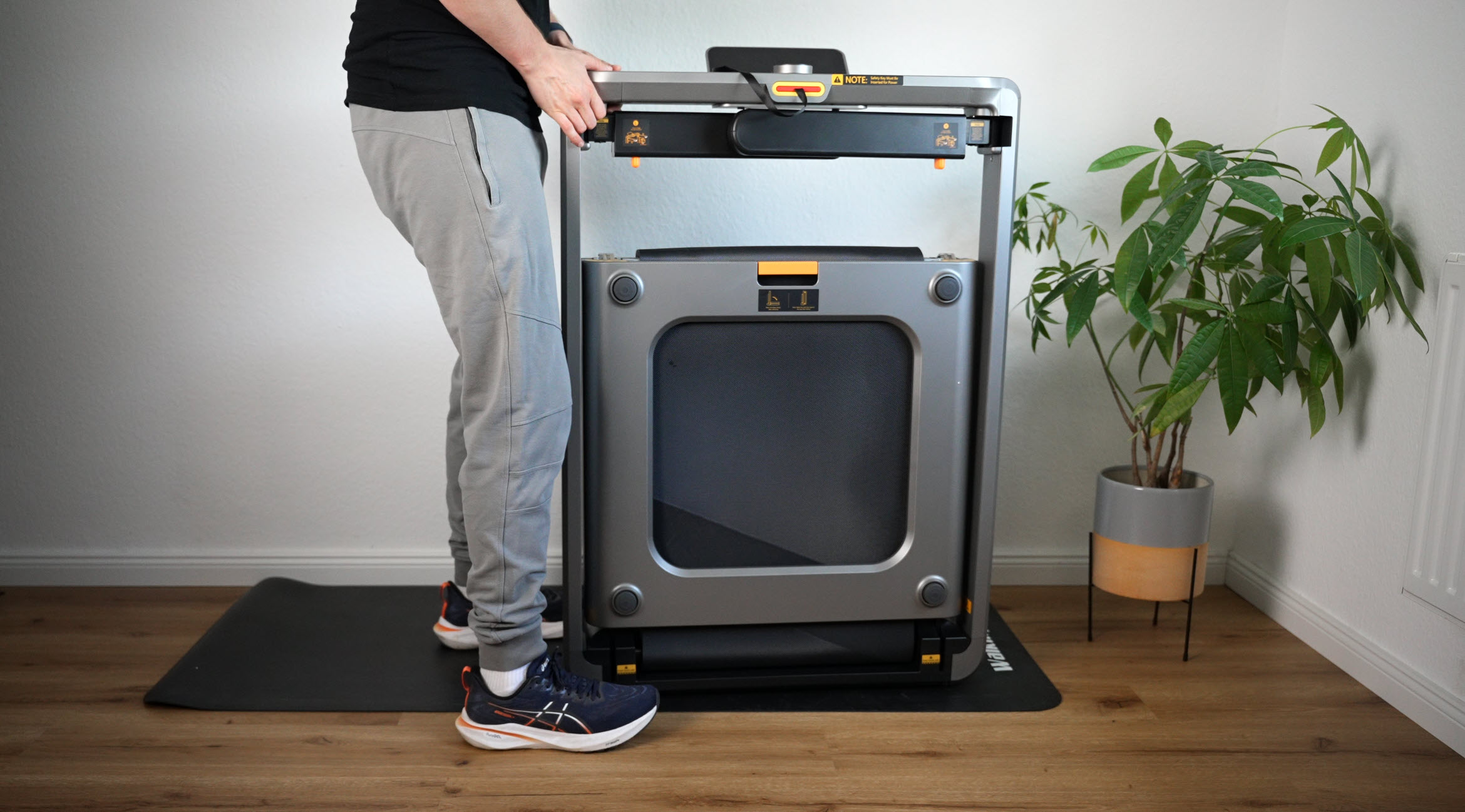 WalkingPad X214 zusammengeklappt frontansicht