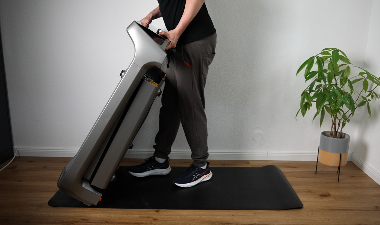 WalkingPad-X218-auf-Bodenschutzmatte-rollen