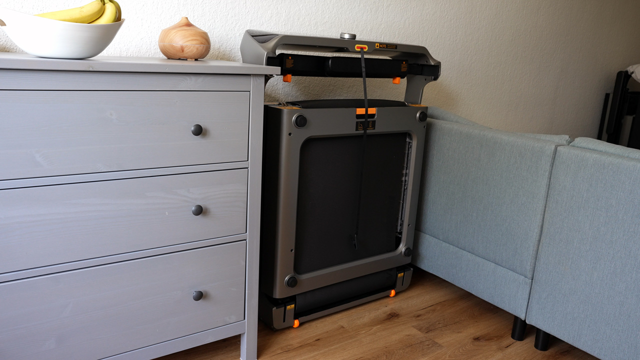 Walkingpad-X218-im-Wohnzimmer-verstaut