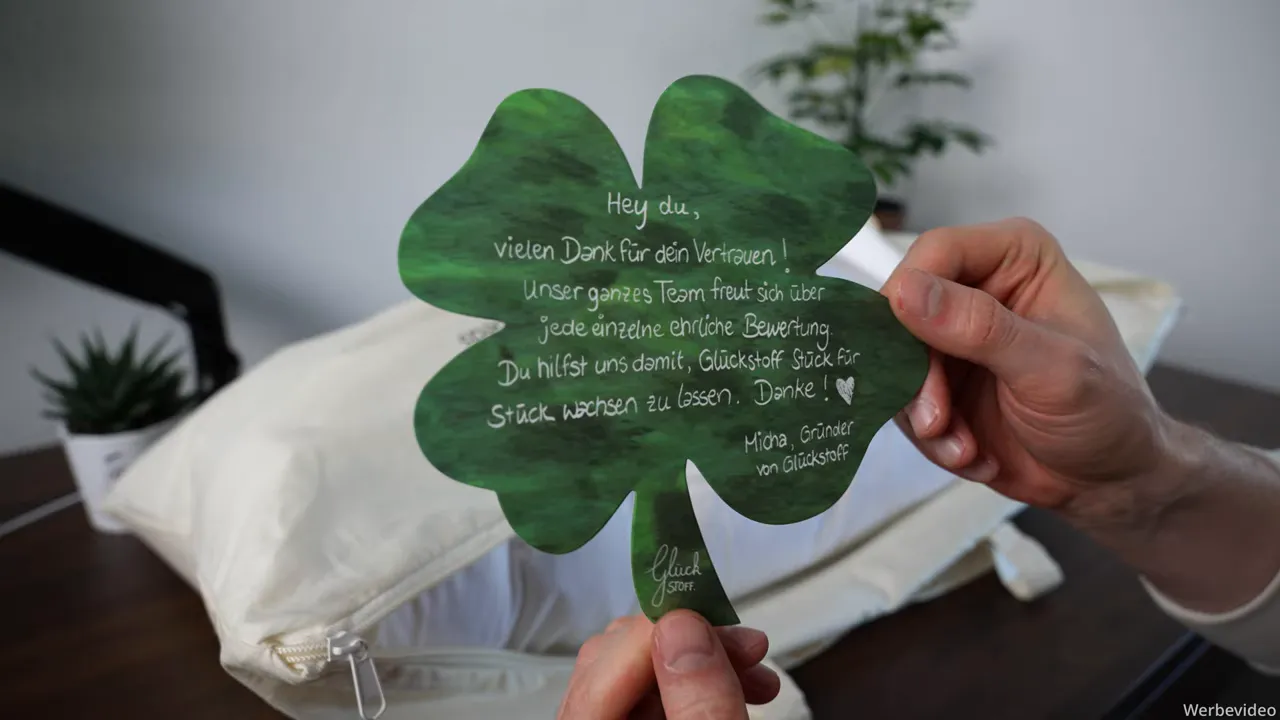 Kleeblatt‑Dankeskarte mit persönlicher Nachricht neben offenem Kissenbeutel