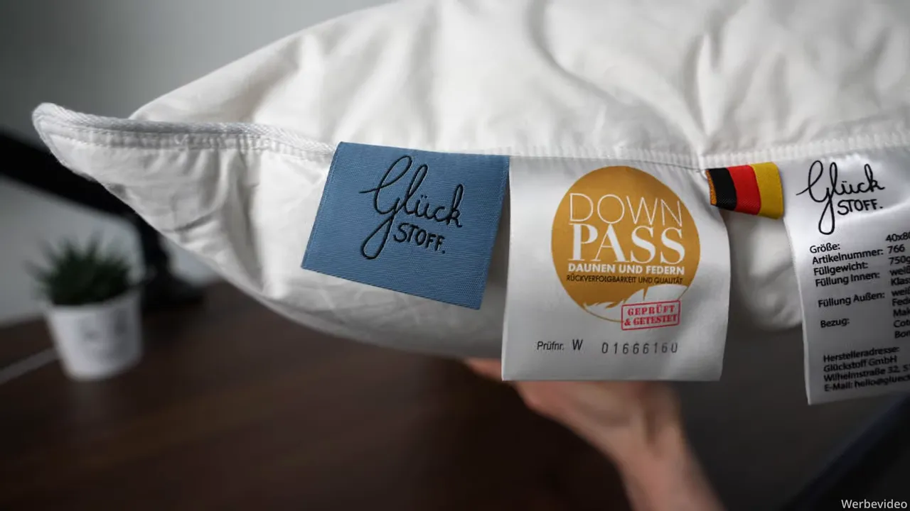 DownPass und Glückstoff Label am Daunenkissen Nahaufnahme