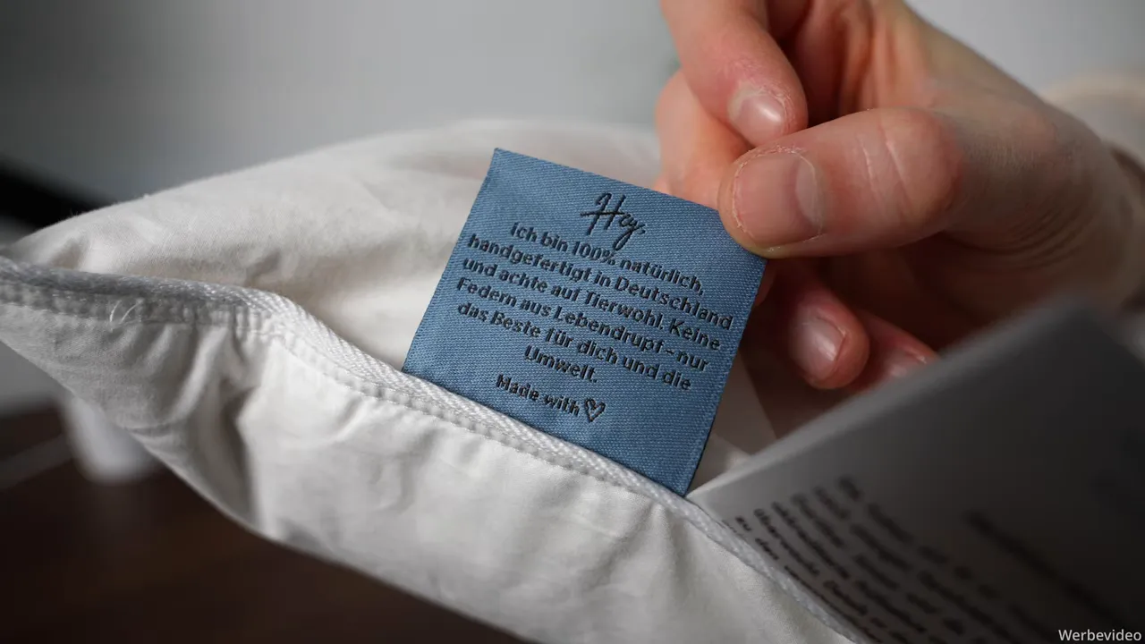 Blaue Karte mit Herstellungsangaben am Kissen, Nahaufnahme