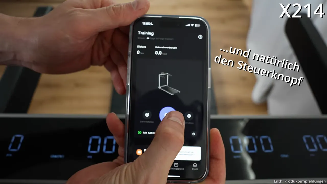 Smartphone mit KS‑Fit App, Finger drückt Start‑Button, X214 Display im Hintergrund