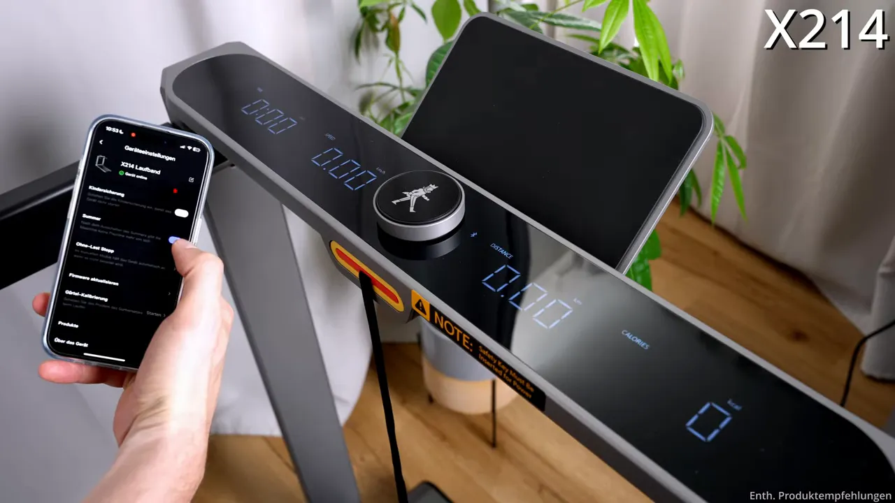 Smartphone mit KS‑Fit App vor dem WalkingPad X214 Display, Ton deaktivieren