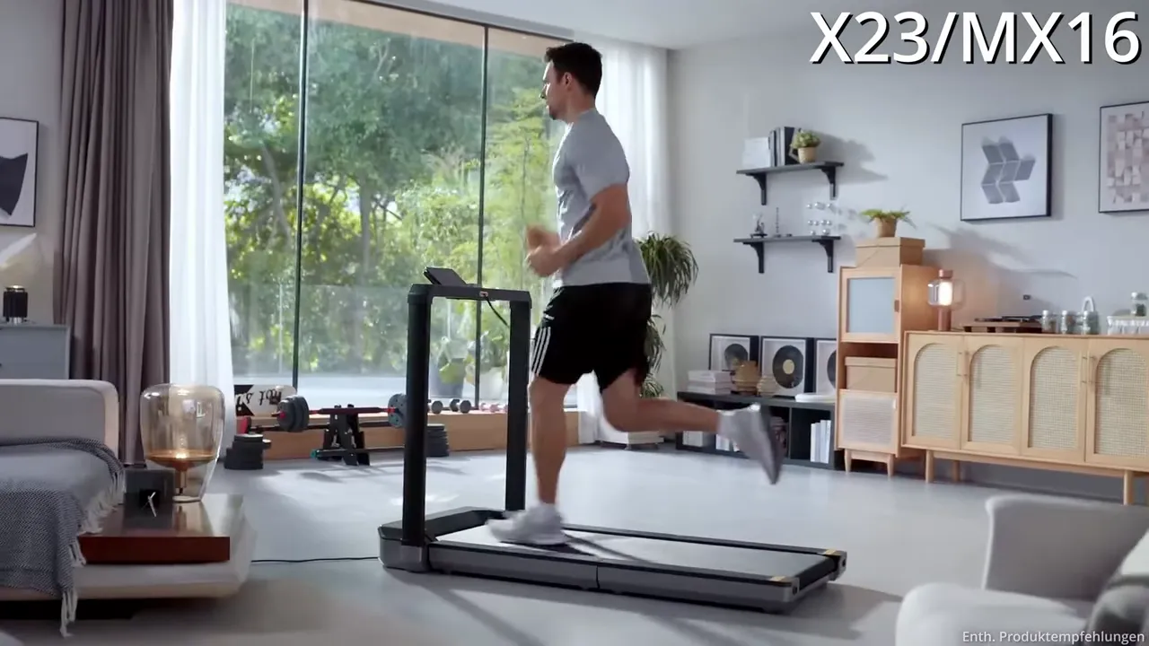 Nahaufnahme eines Schuhs auf der Lauffläche des WalkingPad X23, starker Kontrast