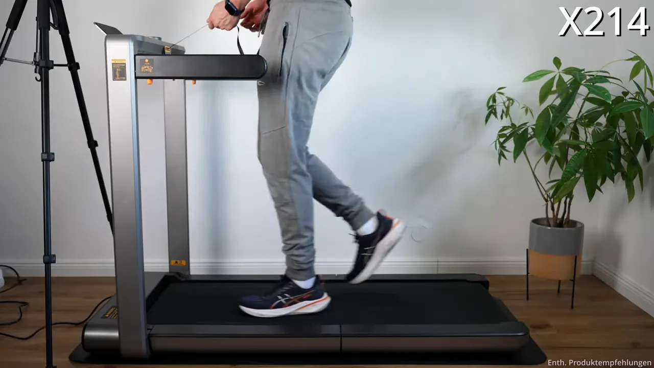 Hand hält Sicherheitsclip und Leine am WalkingPad X214; Clip wird am Nutzer/Bedienfeld befestigt