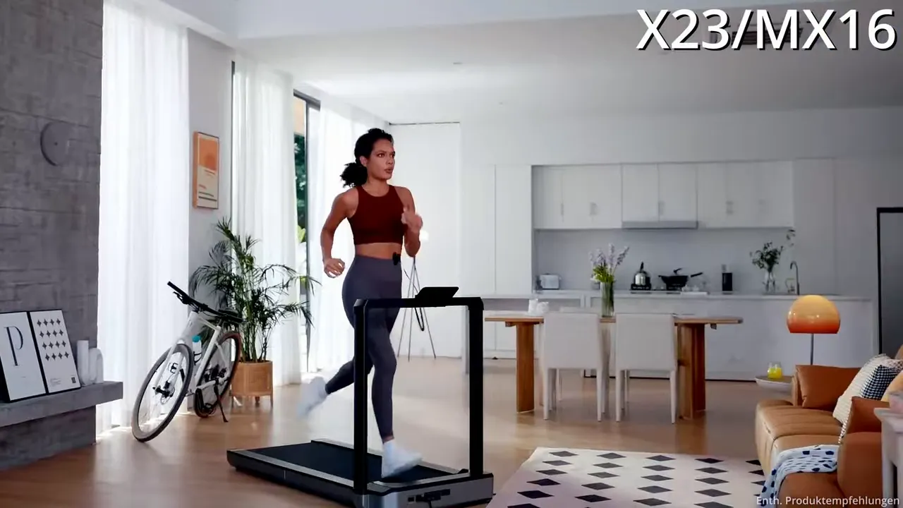 WalkingPad X23/MX16 im Wohnzimmer mit laufender Person, Gerät mit Handlauf und Modellkennzeichnung
