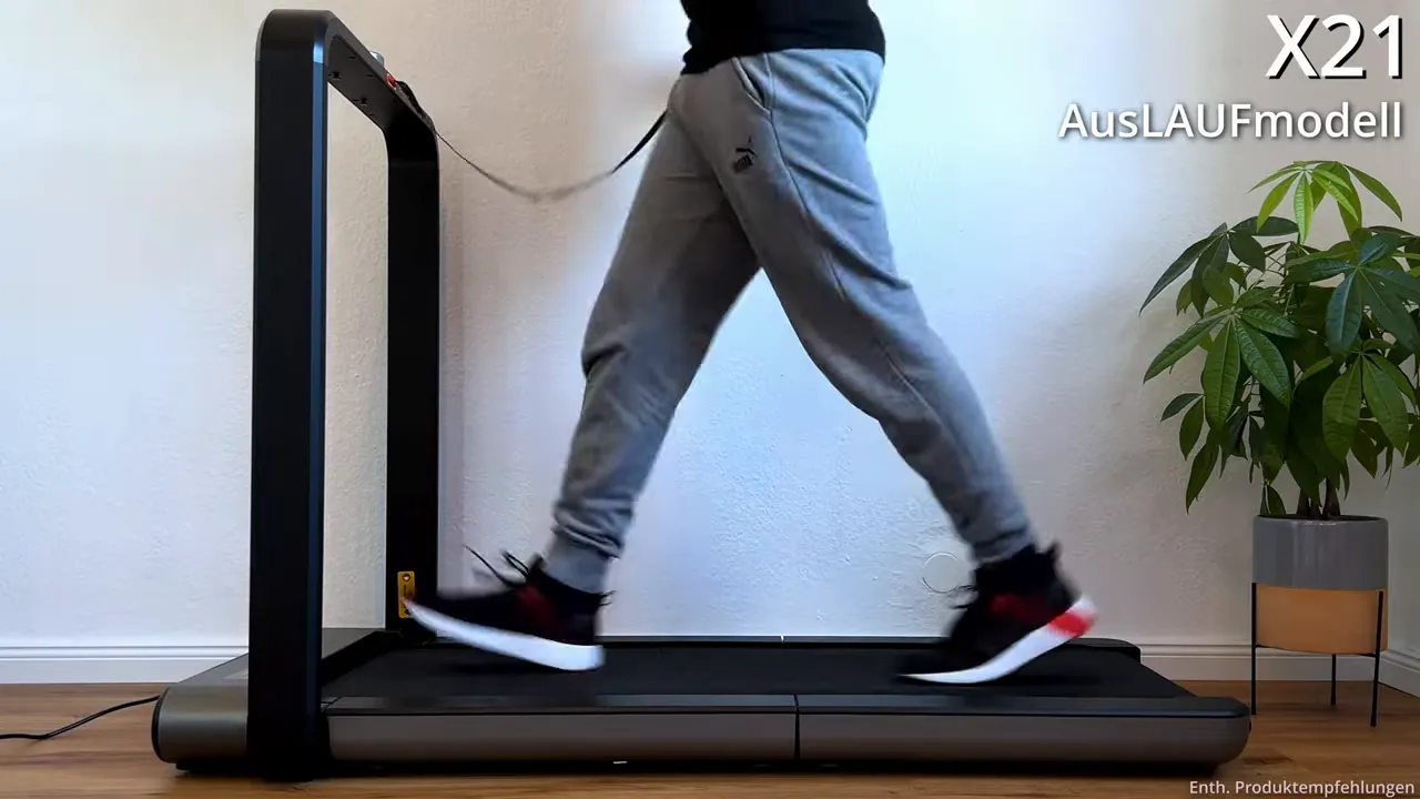 WalkingPad X21 Seitenaufnahme mit laufendem Nutzer, kompaktes Design