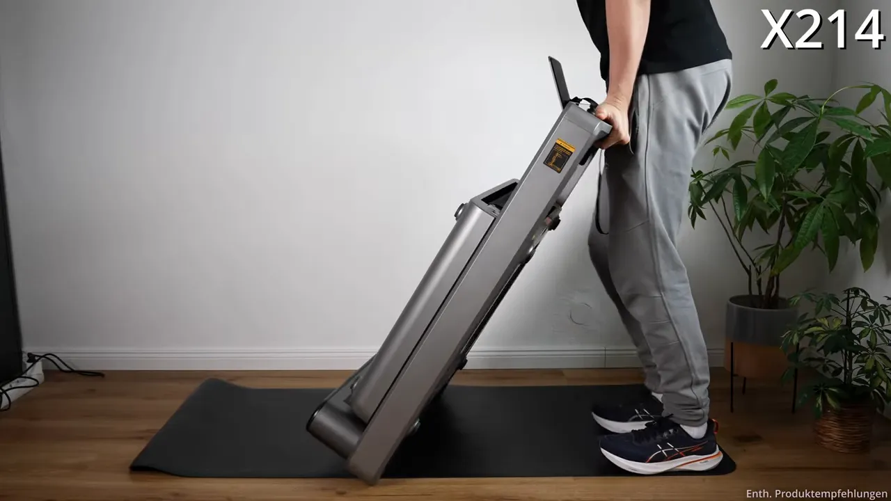 WalkingPad X214 beim Kippen auf Transportrollen, kleine Rollen deutlich sichtbar