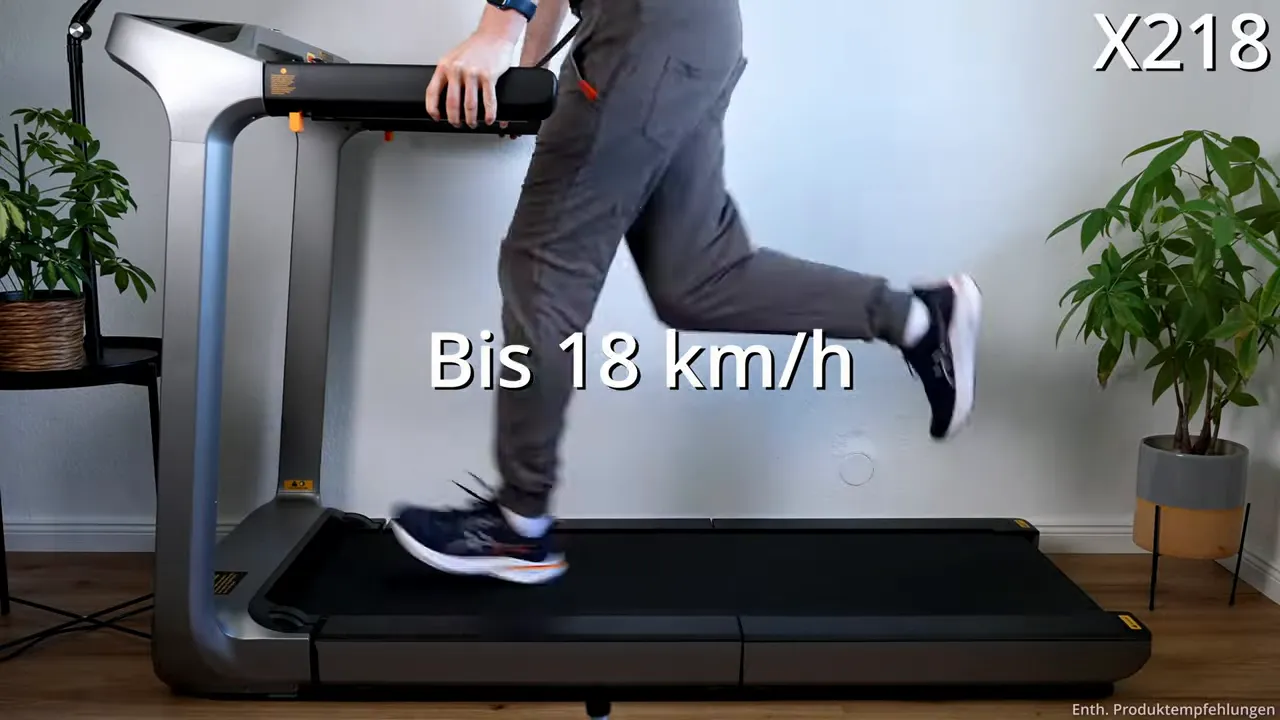 Person läuft auf dem WalkingPad X218, Schriftzug 'Bis 18 km/h' eingeblendet