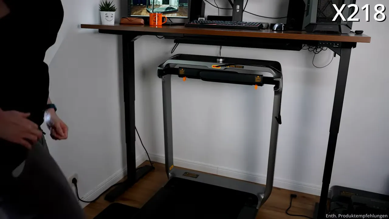 Gefaltetes WalkingPad X218 steht unter einem Schreibtisch, Profil und Maße gut erkennbar