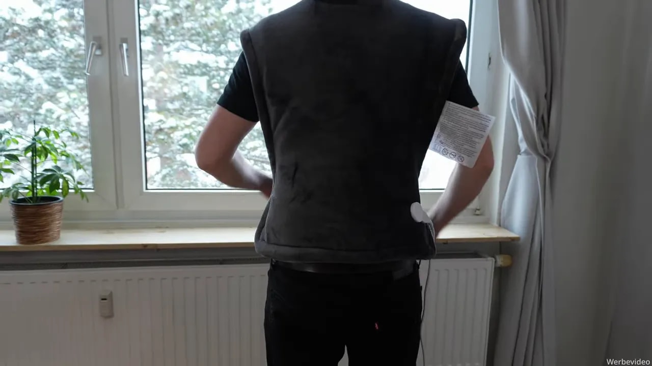 Heizdecke für Rücken, Schulter & Nacken von Bob & Brad im Test 4 Rückansicht der Heizdecke auf dem oberen Rücken, Kanten liegen eng an und zeigen die beschwerte Saumführung