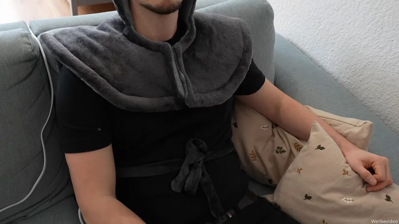 Heizdecke für Rücken, Schulter & Nacken von Bob & Brad im Test 12 Heizdecke sitzt formstabil auf Schultern mit sichtbarem Bauchgurt