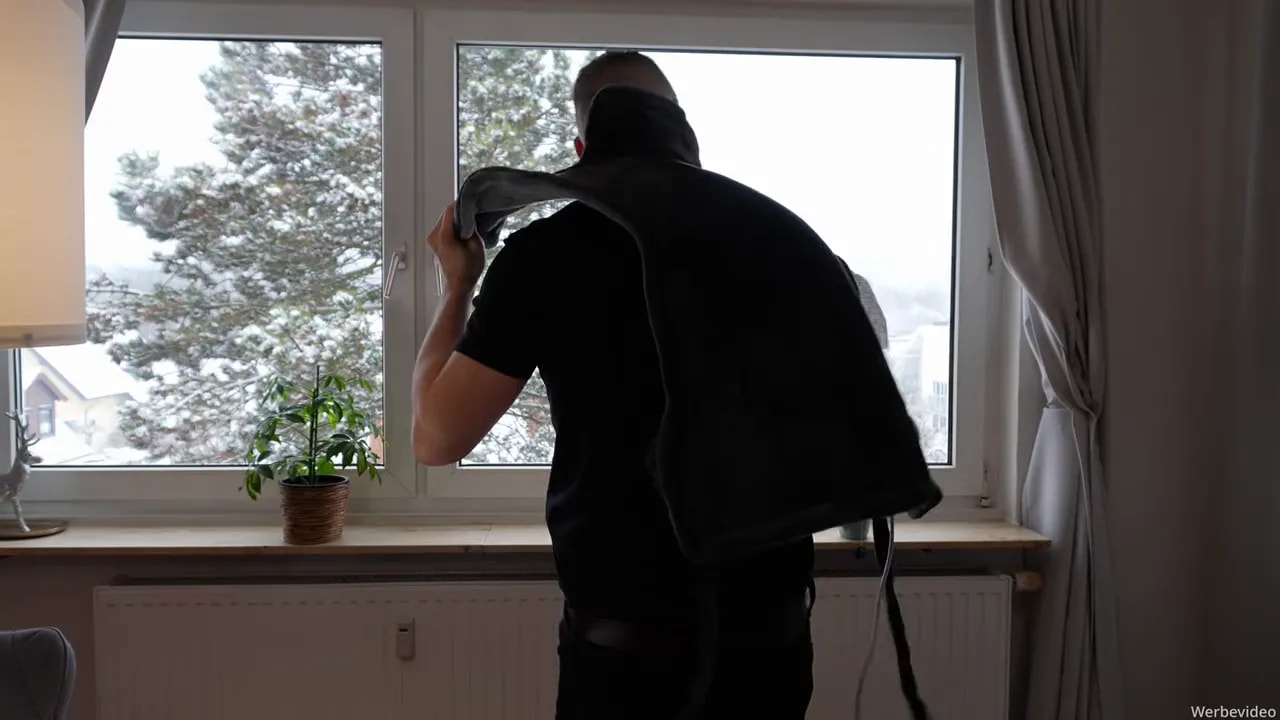 Heizdecke für Rücken, Schulter & Nacken von Bob & Brad im Test 2 Person trägt die Heizdecke über den Schultern, zeigt Abdeckung des oberen Rückens und Nackens.