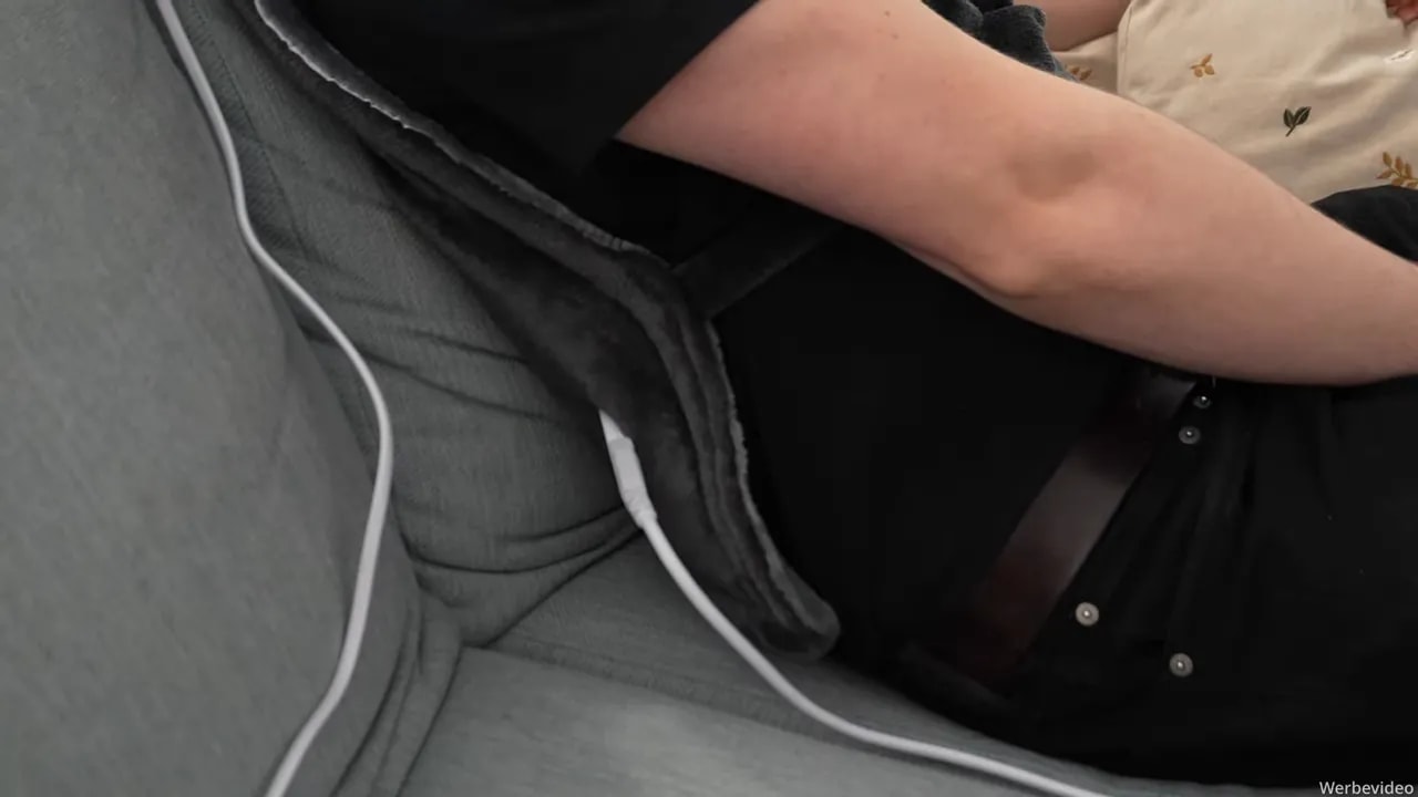 Heizdecke für Rücken, Schulter & Nacken von Bob & Brad im Test 9 Nahaufnahme des Netzkabels und Steckers an der Heizdecke, Kabelverbindung sichtbar