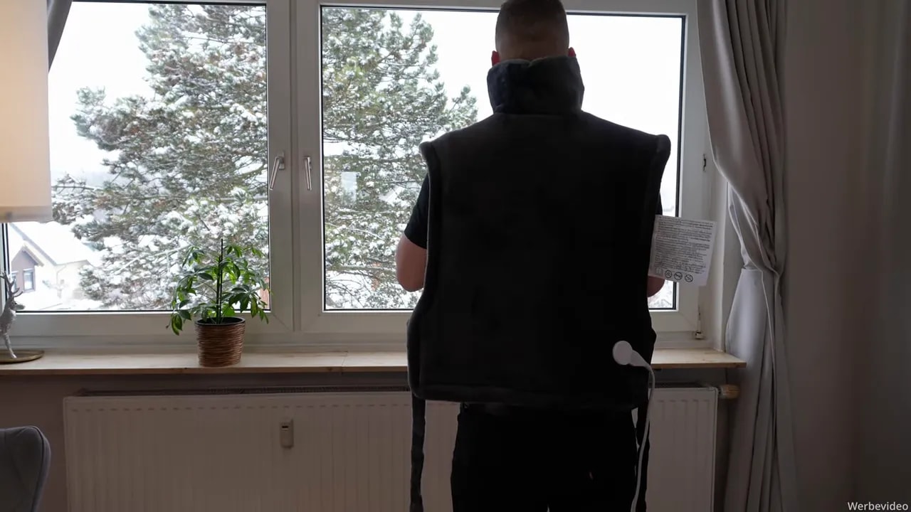 Heizdecke für Rücken, Schulter & Nacken von Bob & Brad im Test 6 Heizdecke Rückansicht zentriert, zeigt Sitz und Kabel