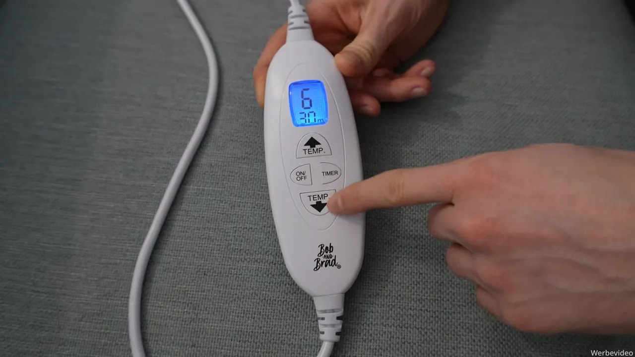 Heizdecke für Rücken, Schulter & Nacken von Bob & Brad im Test 7 LCD-Controller der Heizdecke zeigt Temperaturstufe 6 und 30 Minuten Timer