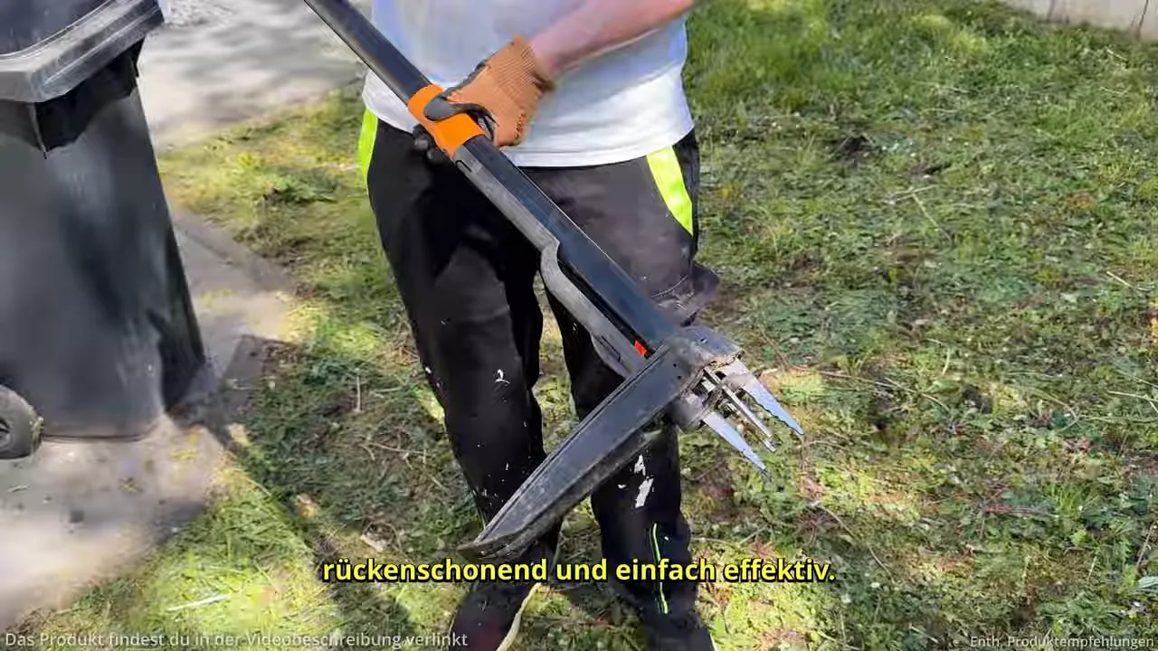 Fiskars X-Act Unkrautstecher im Einsatz im Garten ohne Bücken